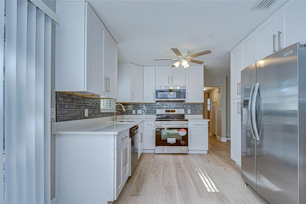 Activo con contrato: $405,000 (3 camas, 2 baños, 1114 Pies cuadrados)