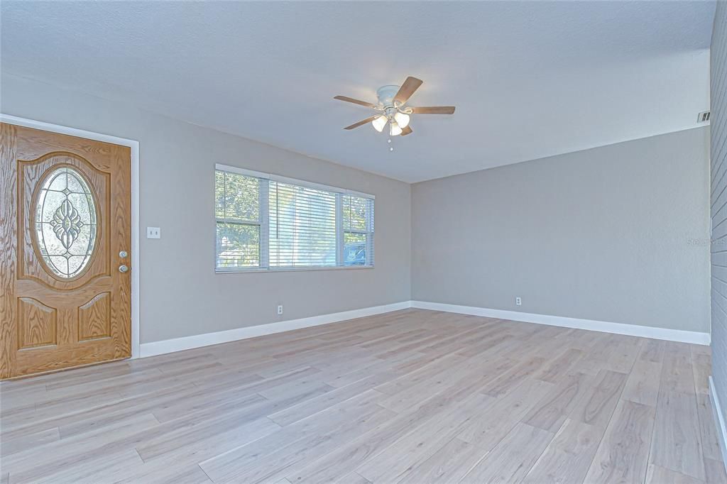 Activo con contrato: $405,000 (3 camas, 2 baños, 1114 Pies cuadrados)