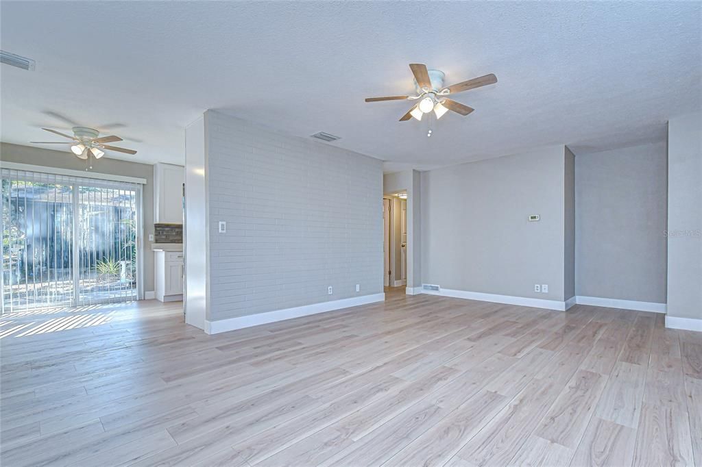 Activo con contrato: $405,000 (3 camas, 2 baños, 1114 Pies cuadrados)