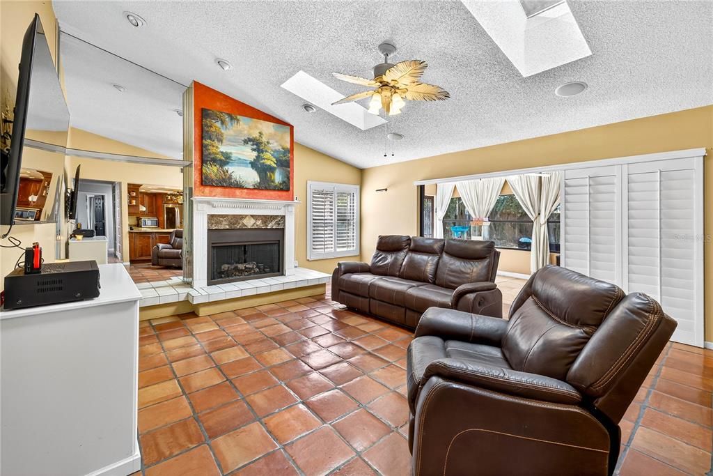 En Venta: $550,000 (5 camas, 2 baños, 2687 Pies cuadrados)