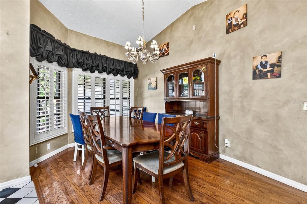 En Venta: $550,000 (5 camas, 2 baños, 2687 Pies cuadrados)