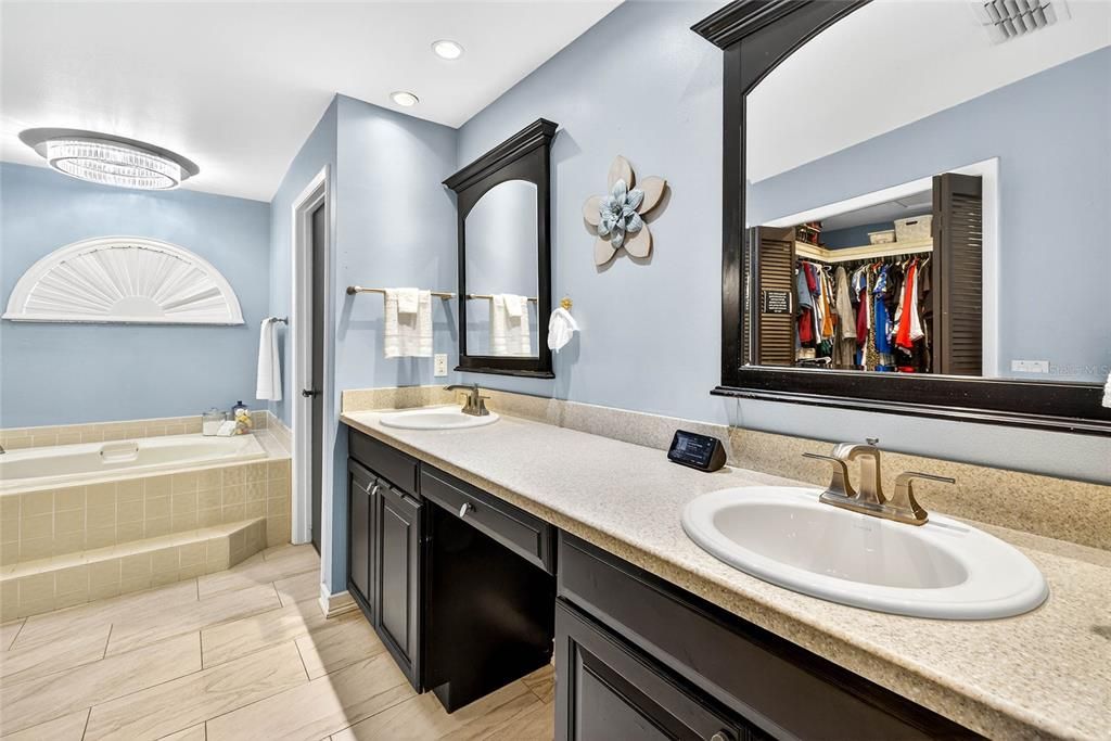 En Venta: $550,000 (5 camas, 2 baños, 2687 Pies cuadrados)