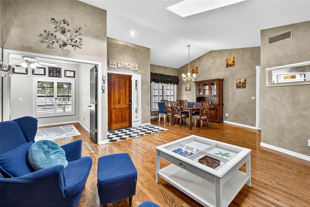 En Venta: $550,000 (5 camas, 2 baños, 2687 Pies cuadrados)