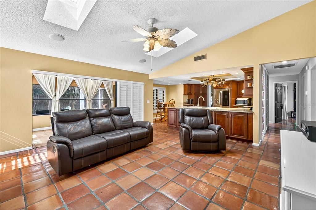 En Venta: $550,000 (5 camas, 2 baños, 2687 Pies cuadrados)