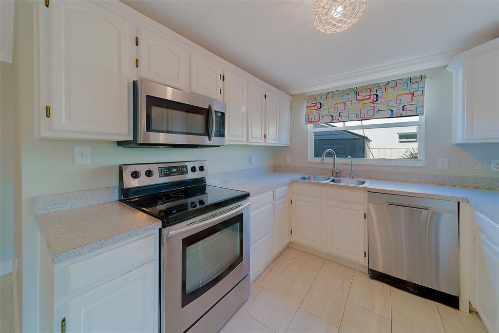 For Rent: $2,800 (3 beds, 2 baths, 1112 Square Feet)