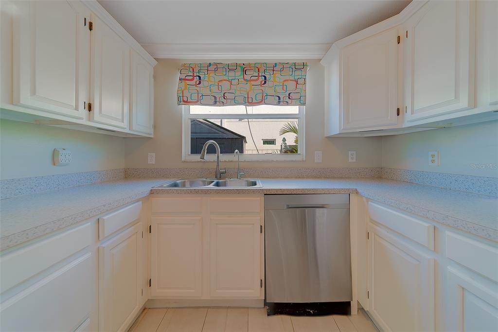 For Rent: $2,800 (3 beds, 2 baths, 1112 Square Feet)