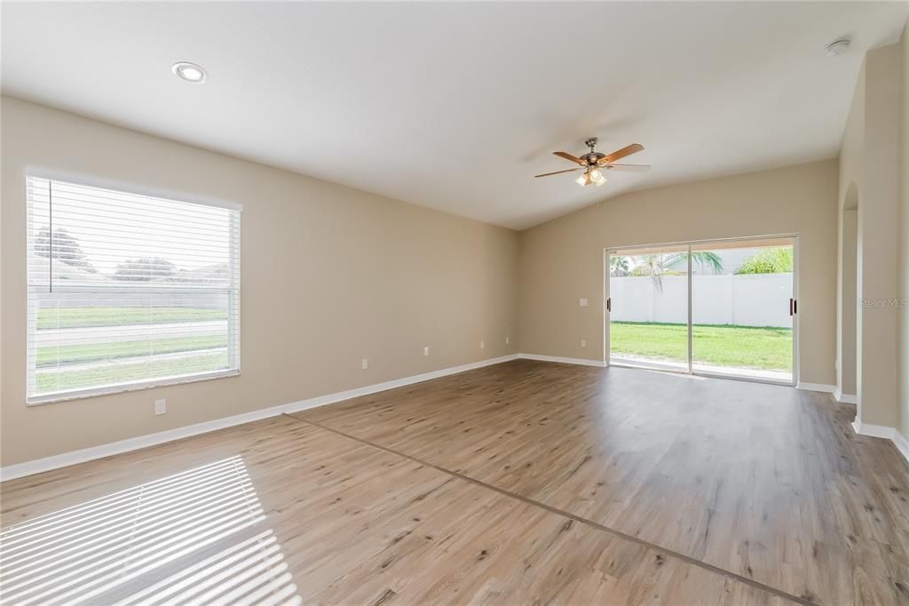 For Rent: $2,415 (4 beds, 2 baths, 1990 Square Feet)