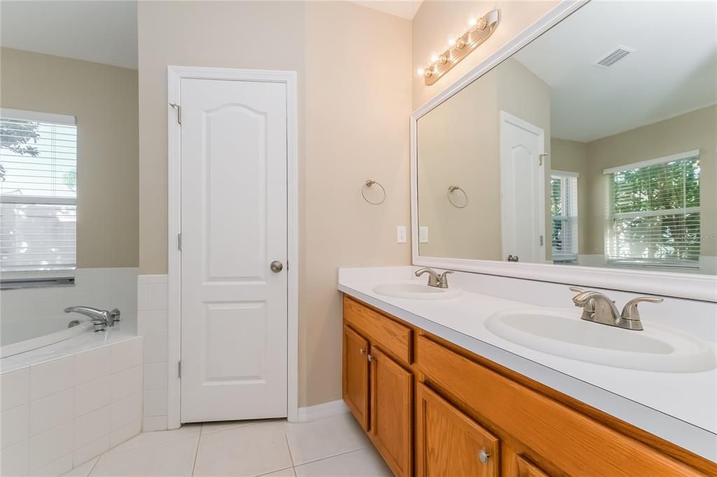 For Rent: $2,415 (4 beds, 2 baths, 1990 Square Feet)