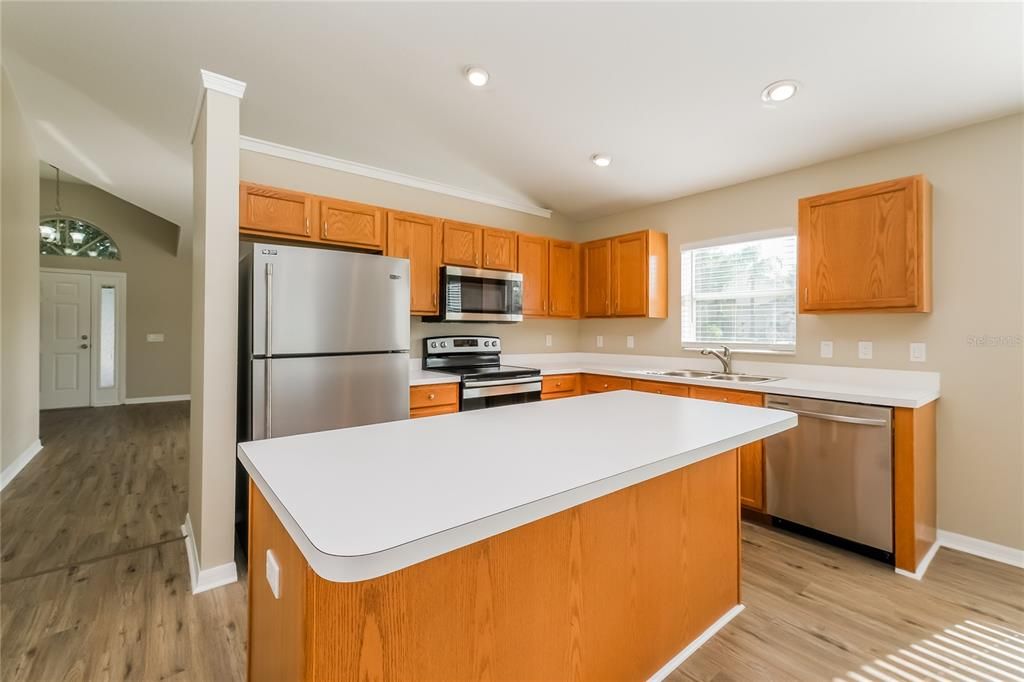 For Rent: $2,415 (4 beds, 2 baths, 1990 Square Feet)