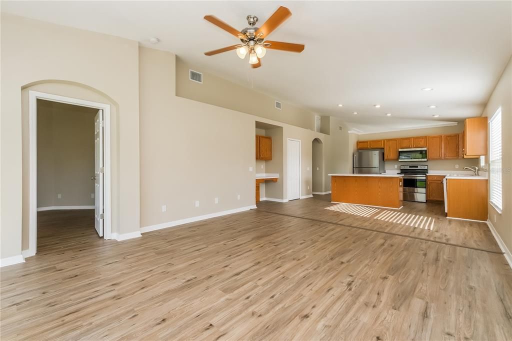 For Rent: $2,415 (4 beds, 2 baths, 1990 Square Feet)