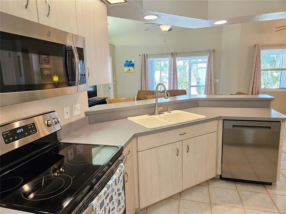 For Rent: $3,900 (3 beds, 2 baths, 1637 Square Feet)