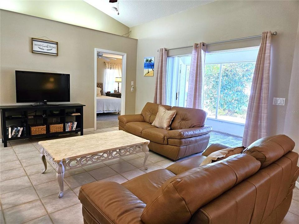 For Rent: $3,900 (3 beds, 2 baths, 1637 Square Feet)