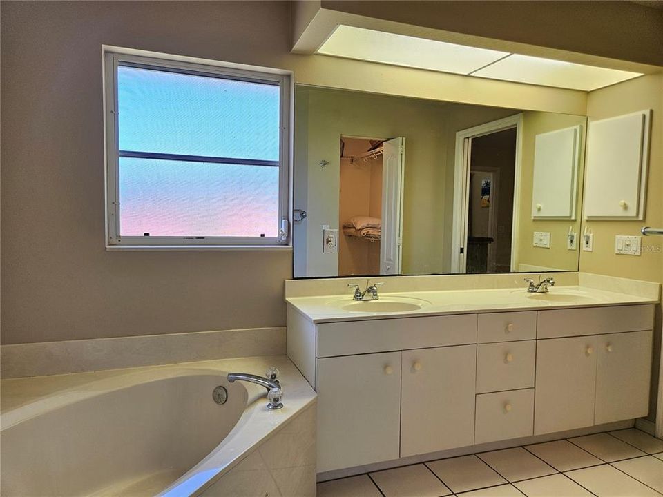 For Rent: $3,900 (3 beds, 2 baths, 1637 Square Feet)