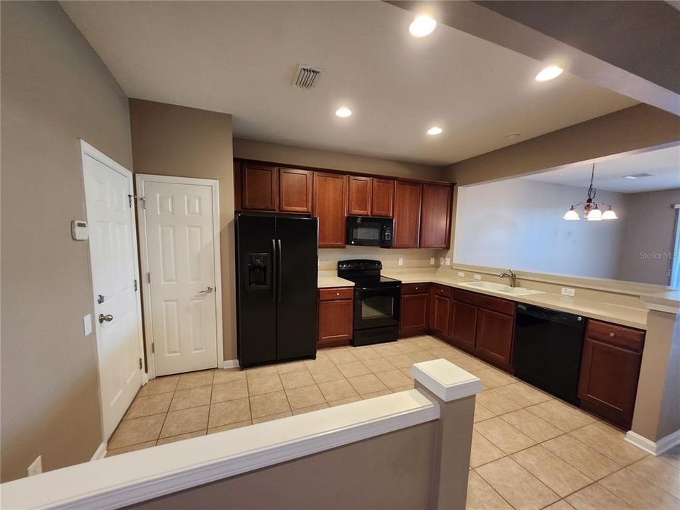 Active With Contract: $1,900 (3 beds, 2 baths, 1622 Square Feet)