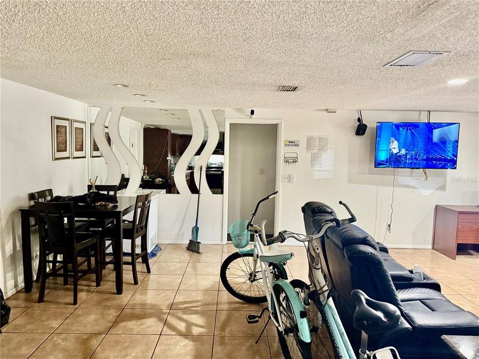 Под контрактом: $399,000 (3 спален, 2 ванн, 1670 Квадратных фут)