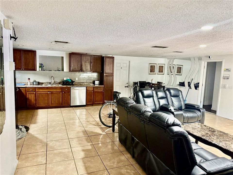 Под контрактом: $399,000 (3 спален, 2 ванн, 1670 Квадратных фут)