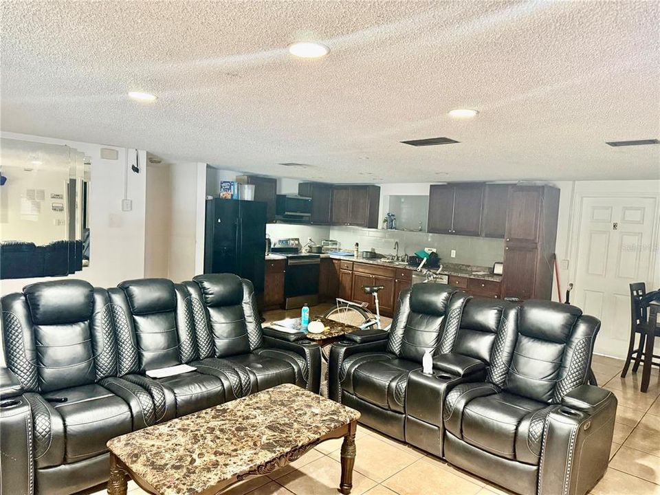 Под контрактом: $399,000 (3 спален, 2 ванн, 1670 Квадратных фут)