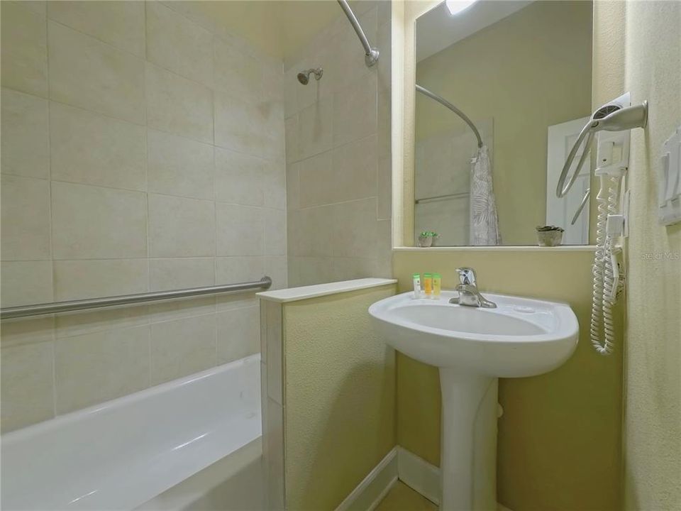 For Rent: $3,500 (4 beds, 3 baths, 2000 Square Feet)