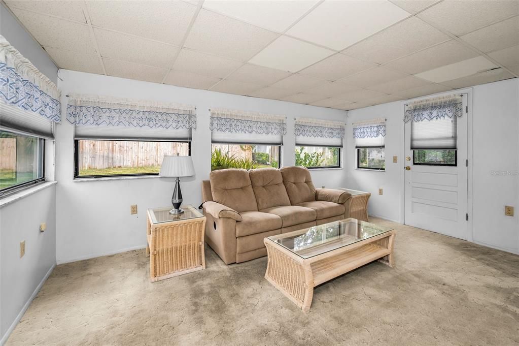 Active With Contract: $334,000 (2 beds, 1 baths, 1117 Square Feet)