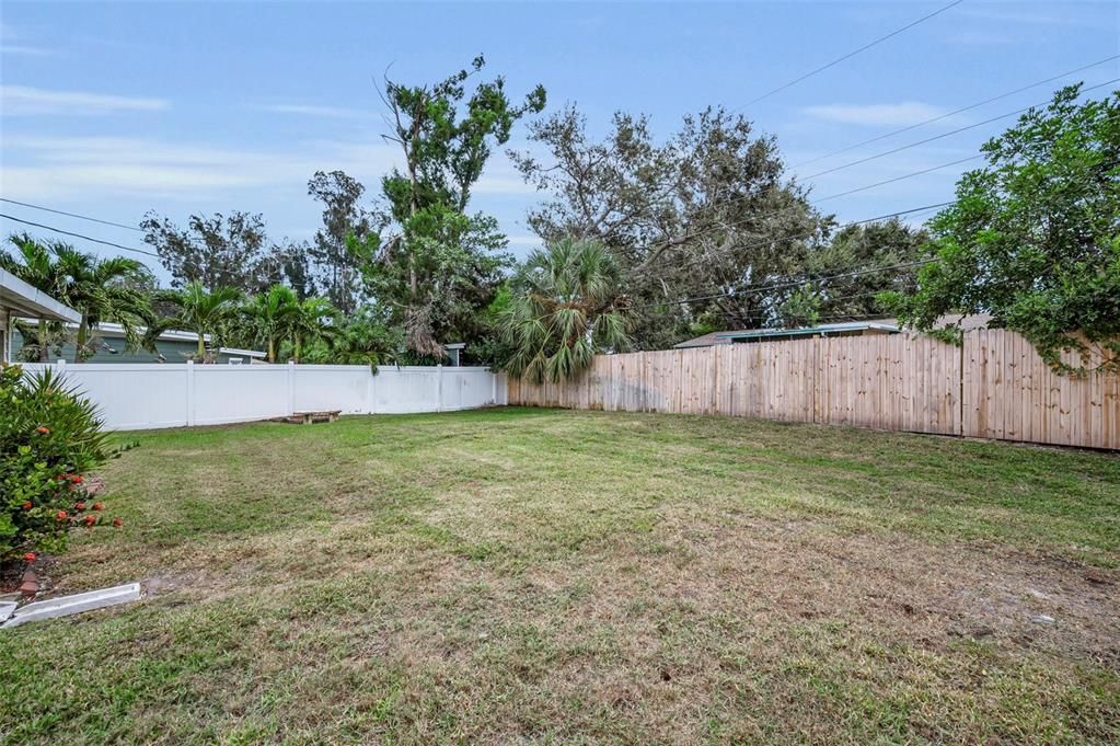 Active With Contract: $334,000 (2 beds, 1 baths, 1117 Square Feet)