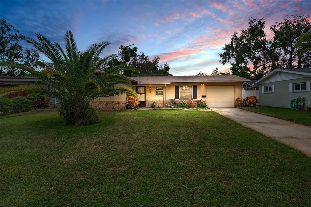 Active With Contract: $334,000 (2 beds, 1 baths, 1117 Square Feet)