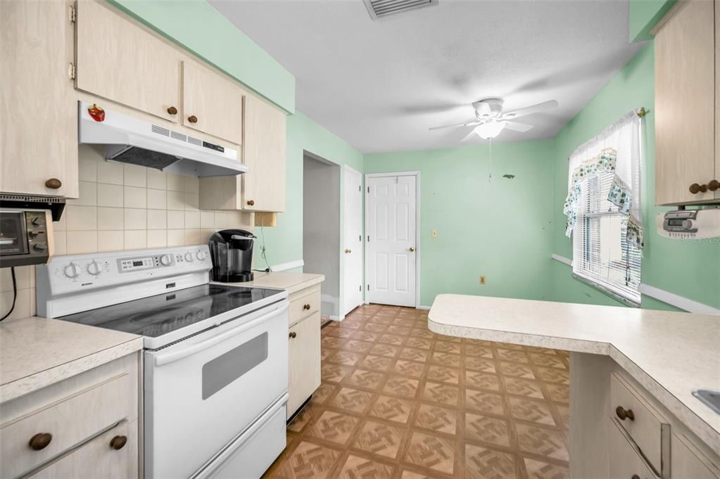 Active With Contract: $334,000 (2 beds, 1 baths, 1117 Square Feet)