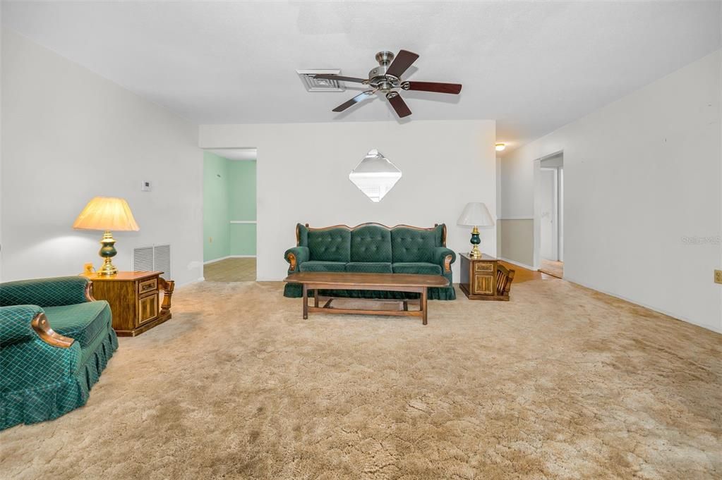 Active With Contract: $334,000 (2 beds, 1 baths, 1117 Square Feet)