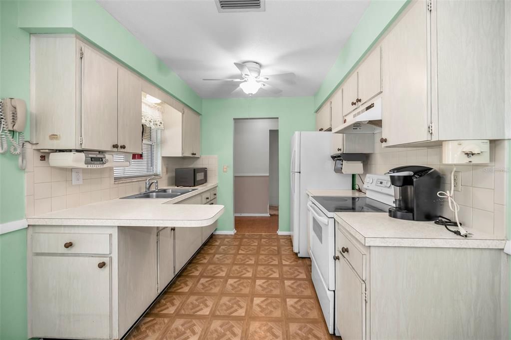 Active With Contract: $334,000 (2 beds, 1 baths, 1117 Square Feet)