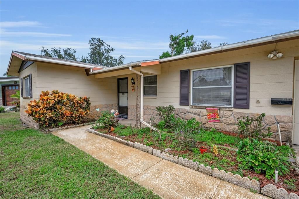 Active With Contract: $334,000 (2 beds, 1 baths, 1117 Square Feet)