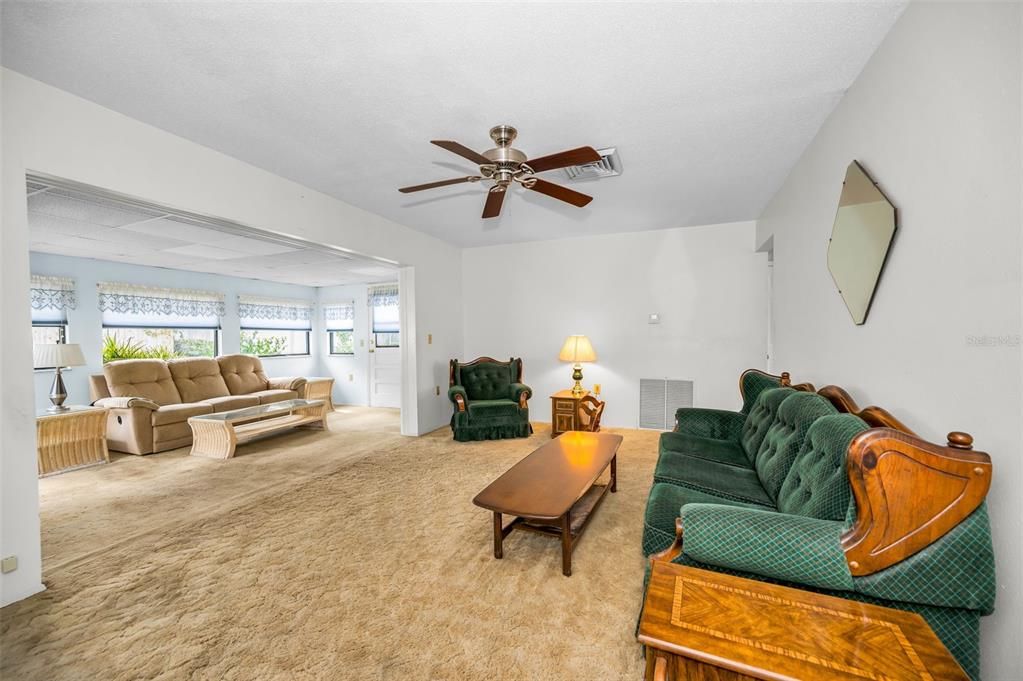 Active With Contract: $334,000 (2 beds, 1 baths, 1117 Square Feet)