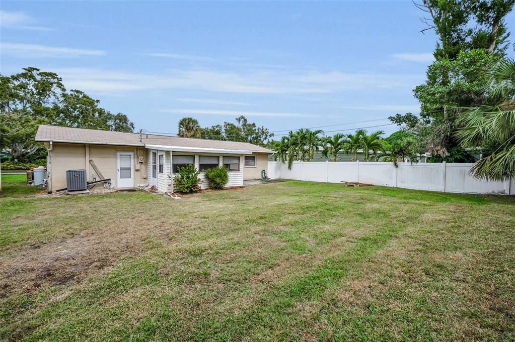 Active With Contract: $334,000 (2 beds, 1 baths, 1117 Square Feet)