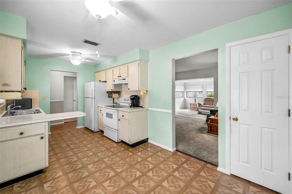 Active With Contract: $334,000 (2 beds, 1 baths, 1117 Square Feet)