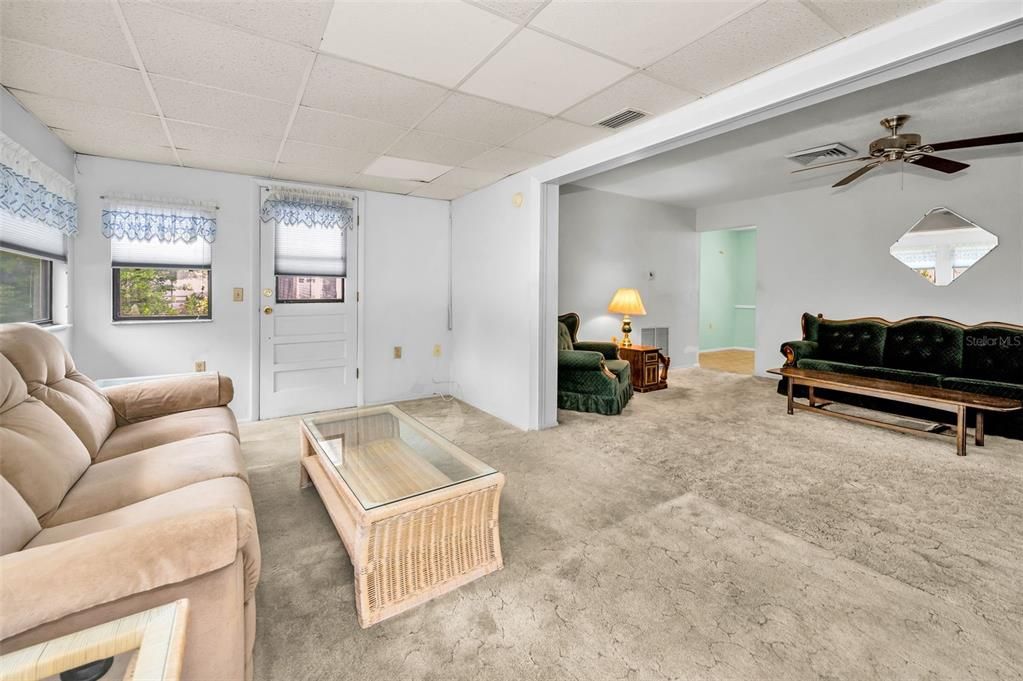 Active With Contract: $334,000 (2 beds, 1 baths, 1117 Square Feet)