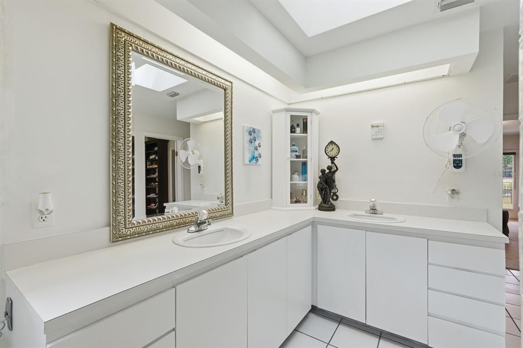 待售: $1,300,000 (4 贝兹, 2 浴室, 2108 平方英尺)