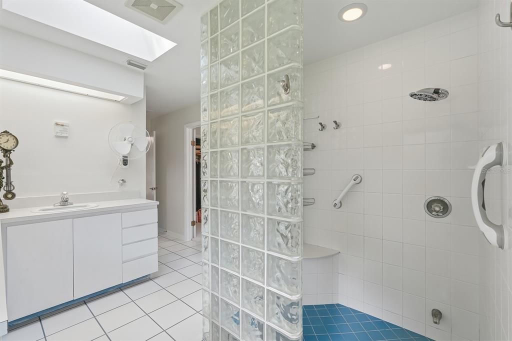 待售: $1,300,000 (4 贝兹, 2 浴室, 2108 平方英尺)