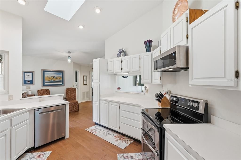 待售: $1,300,000 (4 贝兹, 2 浴室, 2108 平方英尺)