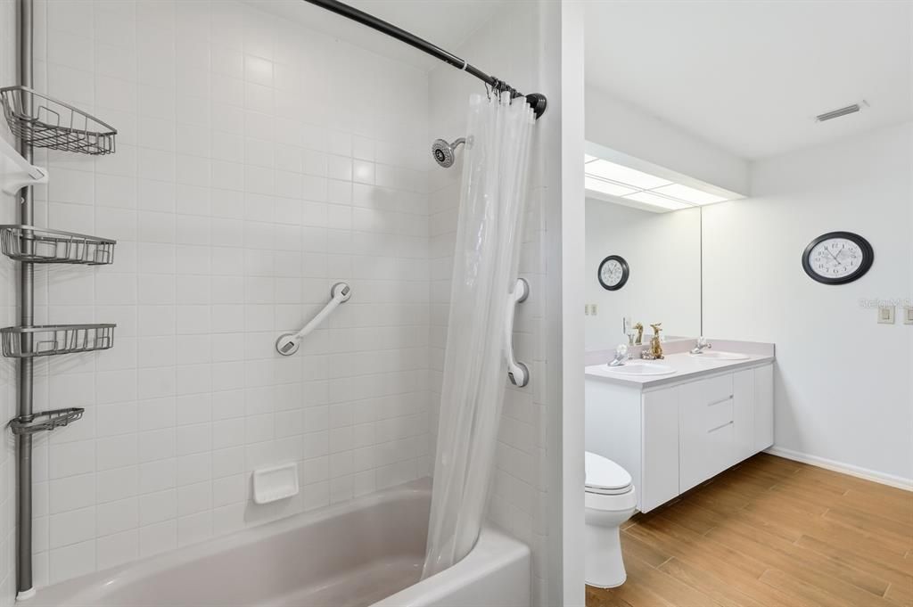 待售: $1,300,000 (4 贝兹, 2 浴室, 2108 平方英尺)