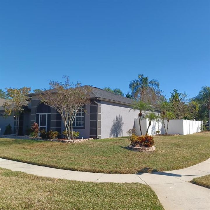 合同活跃: $2,400 (4 贝兹, 2 浴室, 2236 平方英尺)