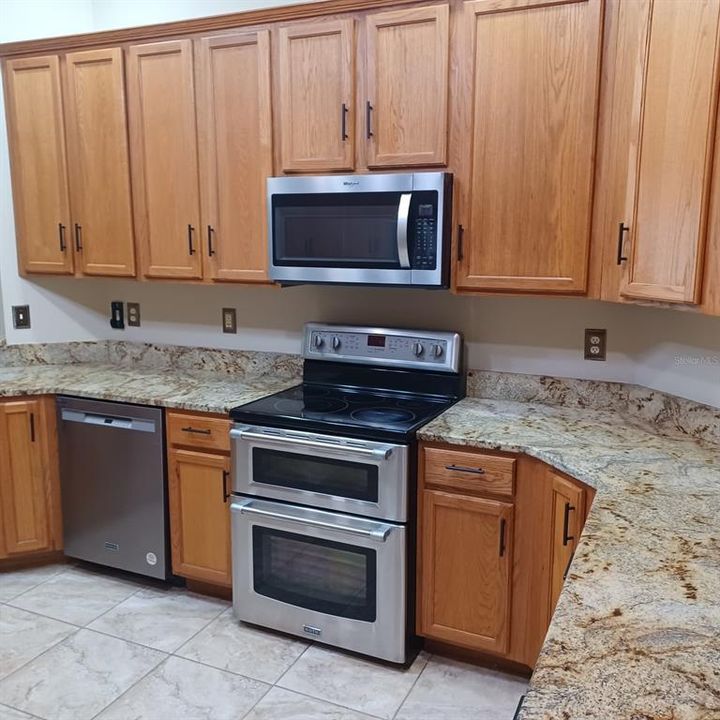 合同活跃: $2,400 (4 贝兹, 2 浴室, 2236 平方英尺)