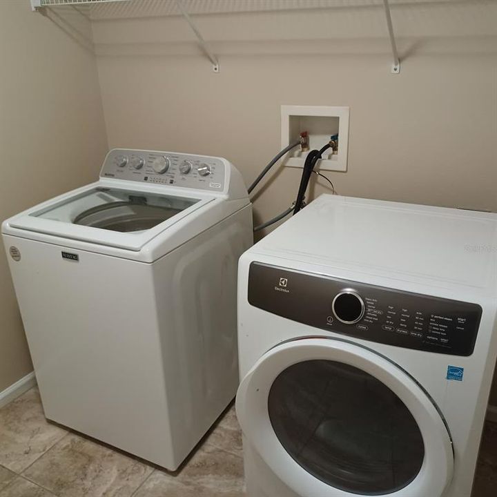 合同活跃: $2,400 (4 贝兹, 2 浴室, 2236 平方英尺)