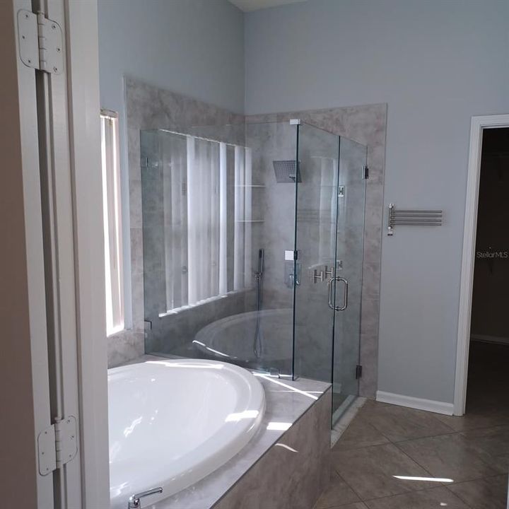 合同活跃: $2,400 (4 贝兹, 2 浴室, 2236 平方英尺)