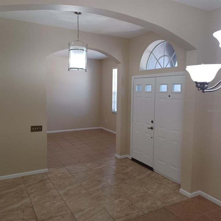 合同活跃: $2,400 (4 贝兹, 2 浴室, 2236 平方英尺)