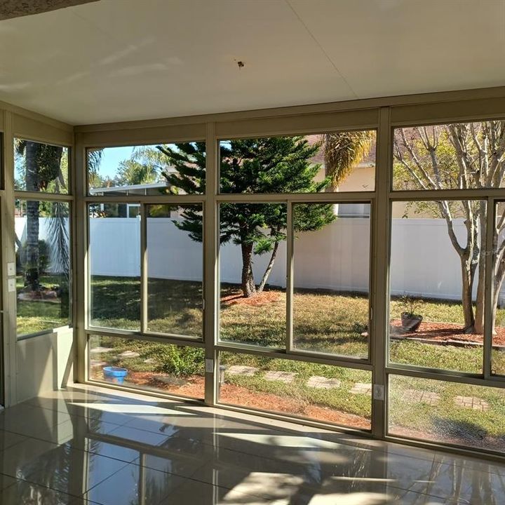 合同活跃: $2,400 (4 贝兹, 2 浴室, 2236 平方英尺)