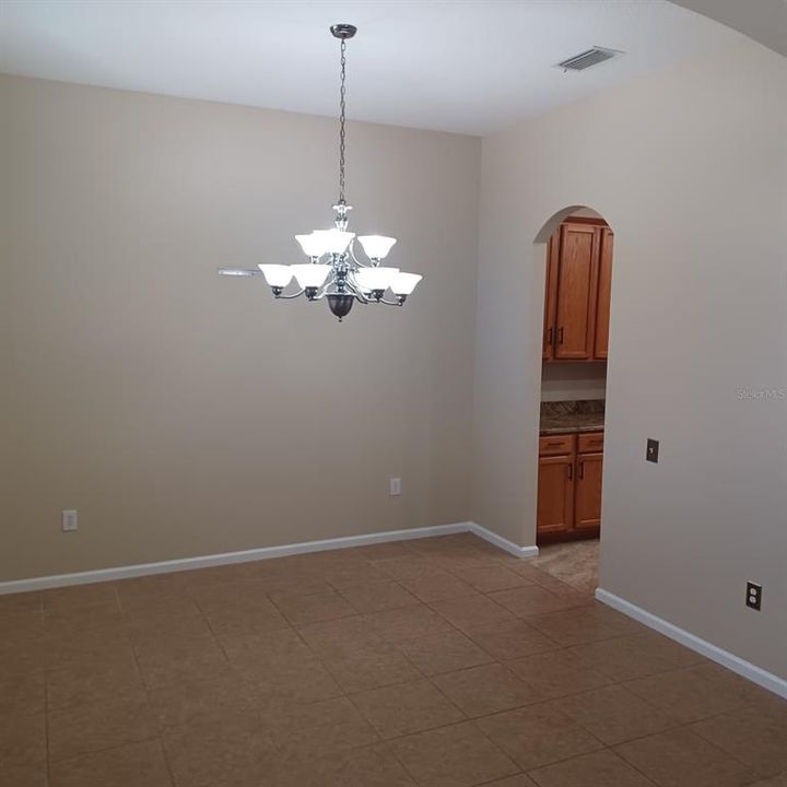 合同活跃: $2,400 (4 贝兹, 2 浴室, 2236 平方英尺)