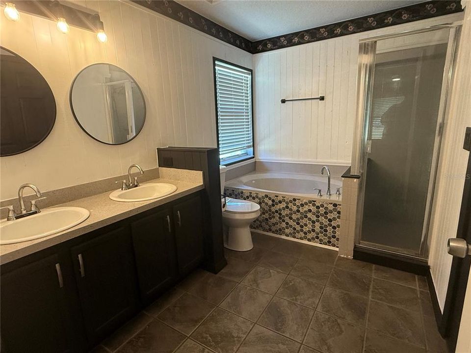 For Sale: $699,999 (5 beds, 3 baths, 2606 Square Feet)