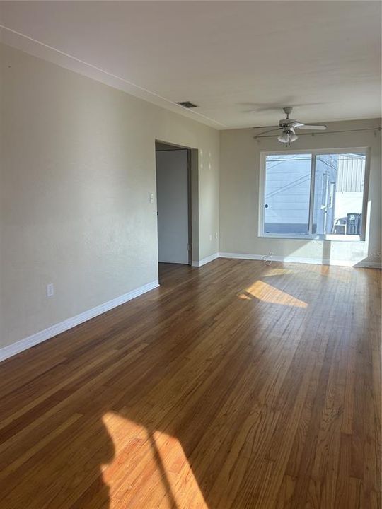 Active With Contract: $1,900 (2 beds, 1 baths, 1000 Square Feet)