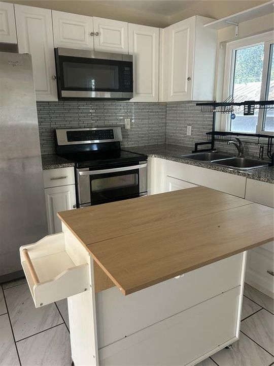 Active With Contract: $1,900 (2 beds, 1 baths, 1000 Square Feet)