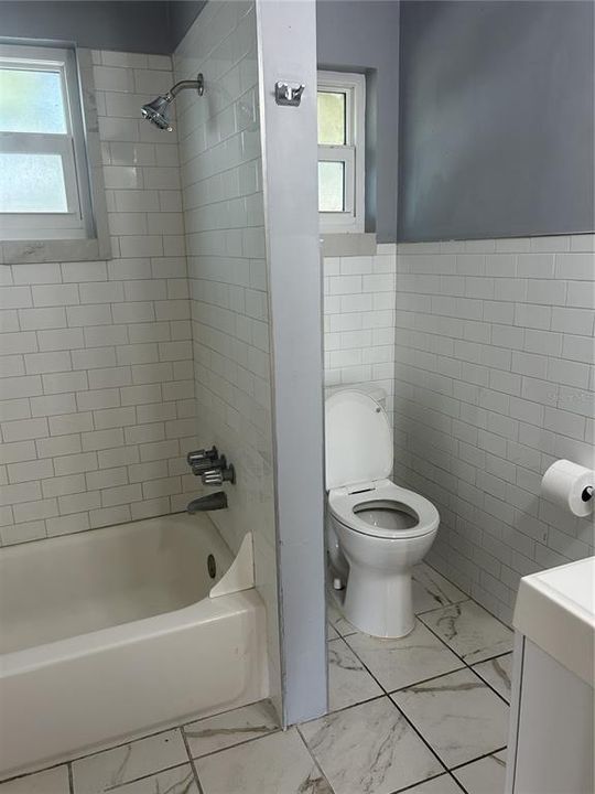 Active With Contract: $1,900 (2 beds, 1 baths, 1000 Square Feet)