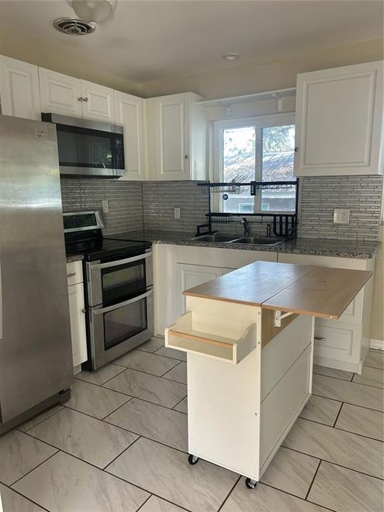 Active With Contract: $1,900 (2 beds, 1 baths, 1000 Square Feet)