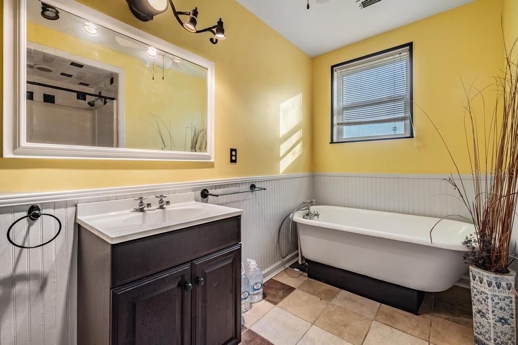 For Sale: $399,000 (4 beds, 1 baths, 1580 Square Feet)